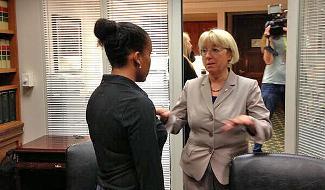 Senator Murray meets with Jennifer Cari-Green.